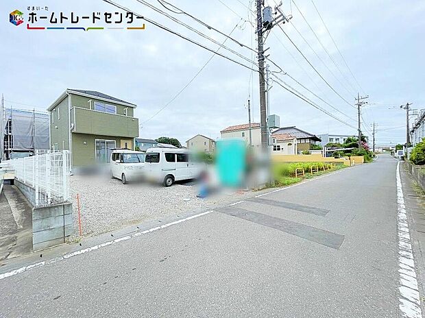 2号棟・木のぬくもりが感じられる優しい色合いの外観は、街並みに自然と溶け込み、訪れる人の心をほっと和ませます。家族の時間がより豊かに、穏やかに流れる住まいです。