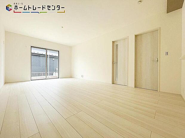 ２号棟
広々とした開放感あふれるリビングです。充分な広さがございますので、ご家族でインテリアのレイアウトを考えるのも楽しみですね♪お気に入りの家具に囲まれて、気持ちで過ごせたら最高ですね！