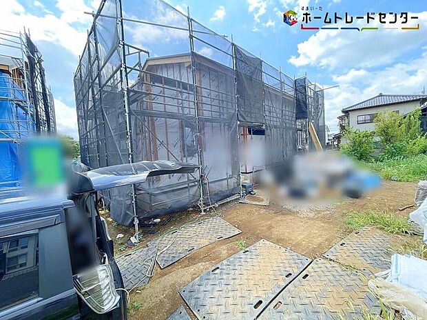 1号棟つくばエクスプレス線「つくば」駅まで車で9分!LIGAREはラテン語で<結ぶ>という意味を持つ。人を繋ぎ、家族を結ぶ。シンプルな箱を結び、繋ぎ合わせることで様々なデザインが形成される。