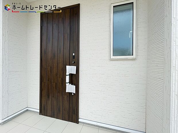 【玄関】玄関ポーチには屋根がついているので雨でも玄関前で濡れずにお出かけ準備が出来ます。セキュリティを高められるTVモニター付きインターフォンが標準装備です！