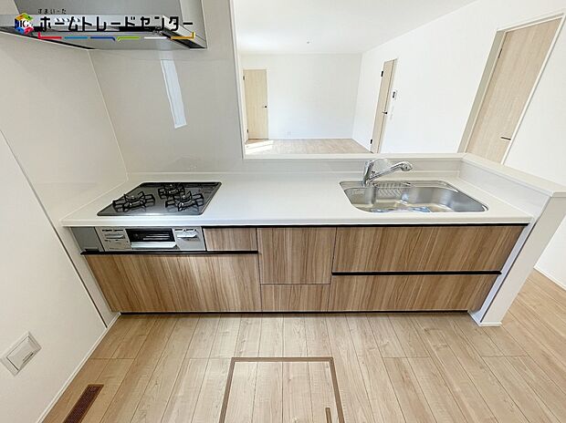 【キッチン】リビングで遊んでいるお子様を見守りながら、時にはお喋りをしながら料理や後片付けができる人気の高いスタイルです♪サポート力◎で、家事も快適スムーズに出来そうです。