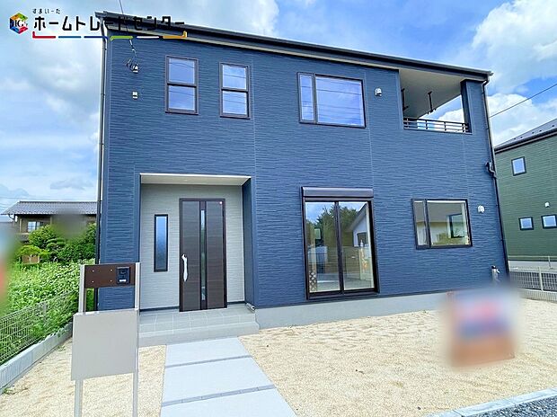 【現地外観写真】嬉しい仕様がたくさん！
浴室乾燥機、システムキッチン、対面キッチン、床下収納、24時間換気、TVモニター付きインターホン、洗浄便座、人感センサー、シャンプードレッサー、駐車２～３台可（車種による）等♪