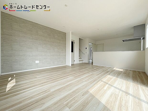 【リビング】ホームパーティに招きたくなる自慢の広々リビング・ダイニング!お子様が走り回っても広々安心です!伸びやかな子育てや、にぎやかなふれあいの日々を存分に楽しんでください。