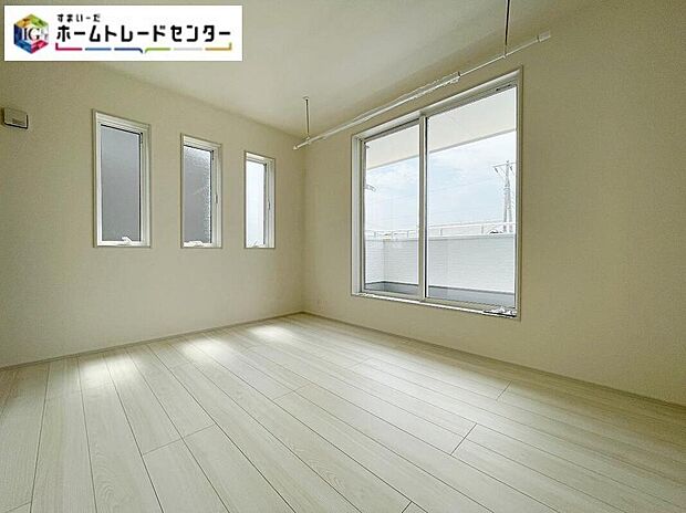 【リビング以外の居室】お陽さまの光とさわやかな風をたっぷりとりこめます。室内はいつも明るい印象なので気持ちの良い朝を迎えられます。毎日の生活も明るくなりそうです。