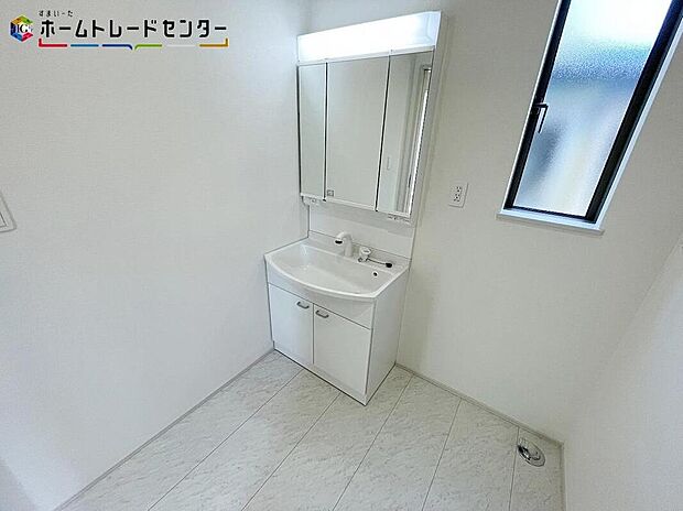 【洗面台・洗面所】サニタリースペースも充実の設備。シャンプードレッサーを採用しておりますので、朝シャンも手軽に出来ます。毎日の忙しい準備が楽しくなる洗面所です！毎日使う場所だからこそ、快適な空間となっております。