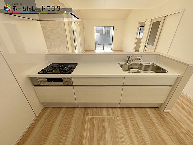 【キッチン】対面式キッチンですので、お食事の準備をしながらご家族との会話を楽しめます☆水回りも集中しているので、家事の動きがらくちん♪全スライド式収納キッチンですのでお皿や鍋の出し入れもラクラクです！