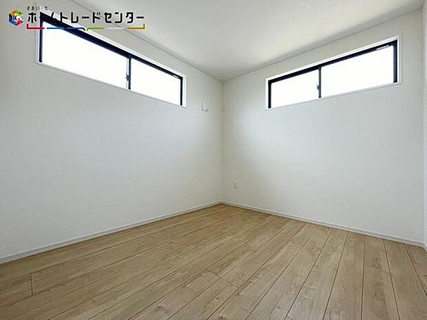 【リビング以外の居室】大きな窓から光が差し込む室内!日の光で照らされた明るいお部屋は、趣味の時間を過ごす時も、家族や友達と一緒に過ごす時も、いつでも居心地のいいリラックスできる空間をお届けします!