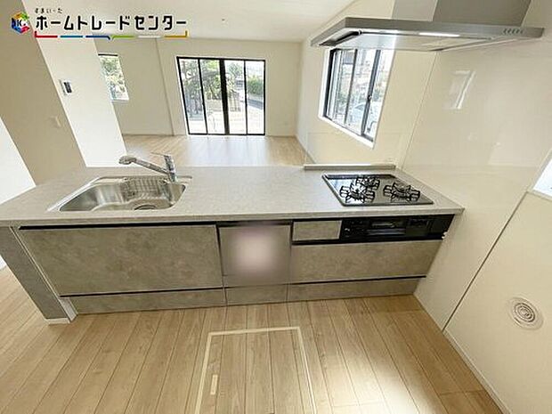 【キッチン】キッチンで作業しているママと、リビングにいるご家族が楽しくお話し出来る空間となっております。テレビの内容やゲームのこと、会社や学校であったこと何でも話せるコミュニケーション溢れる場所になりそうです!