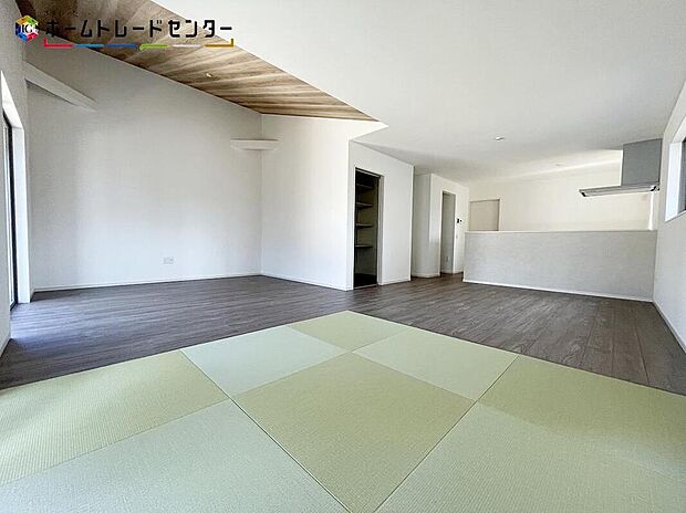 【リビング以外の居室】あると落ち着く和♪窓から入る暖かな日差しについウトウトしてしまいます！家事の休憩スペースやお子様のお昼寝スペースとしても活用してください♪お客様の宿泊用にも☆押し入れもあるので安心です♪