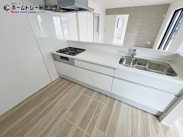 【キッチン】1号棟
対面式キッチンですので、お食事の準備をしながらご家族との会話を楽しめます☆水回りも集中しているので、家事の動きがらくちん♪全スライド式収納キッチンですのでお皿や鍋の出し入れもラクラクです!