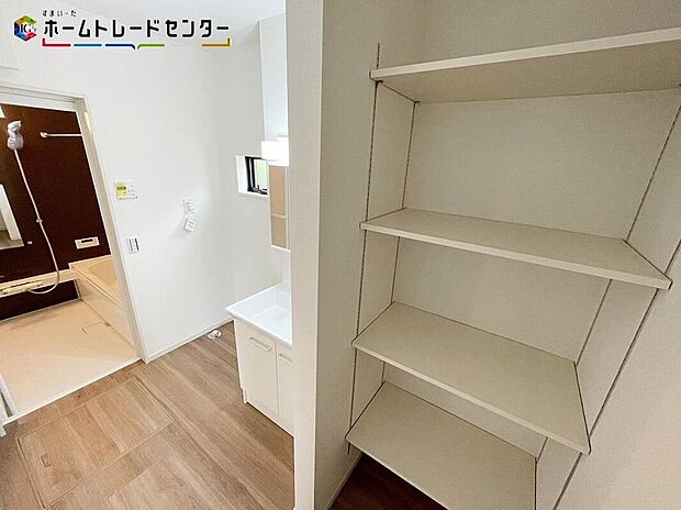 【洗面台・洗面所】2号棟
お風呂上がりの着替えが楽になるリネン庫!タオルやパジャマ、下着を収納すれば各部屋へ取りに行かなくても済みますね!洗剤やシャンプーなどのストック品も綺麗に整理整頓出来ます!