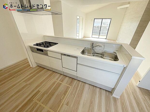 【キッチン】対面式キッチンですので、お食事の準備をしながらご家族との会話を楽しめます☆水回りも集中しているので、家事の動きがらくちん♪全スライド式収納キッチンですのでお皿や鍋の出し入れもラクラクです！