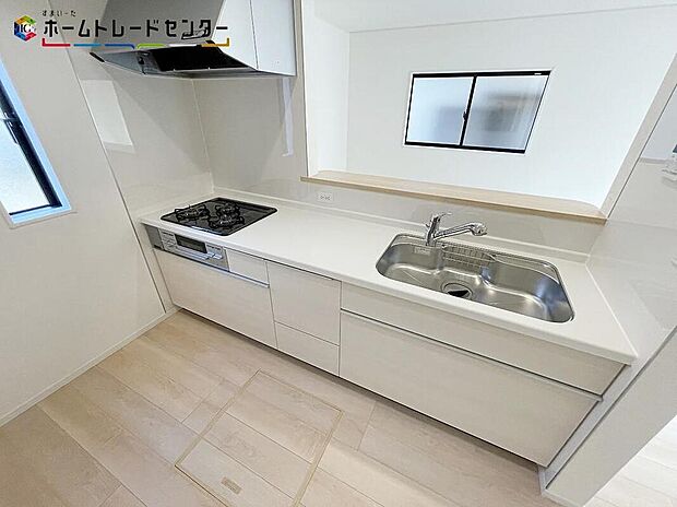 【キッチン】おしゃれなカウンターキッチン♪リビングで遊んでいるお子様を見守りながら、時にはお喋りをしながら料理や後片付けができる人気の高いスタイルです♪食卓も会話が弾みます♪