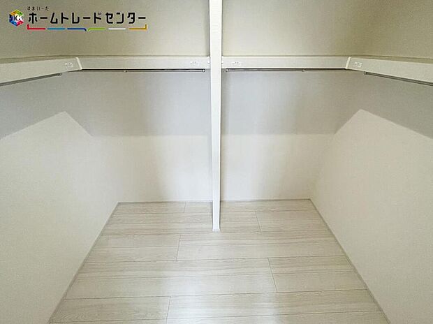 【収納】コートハンガー付きのウォークインクローゼット！大容量ですので、衣替えのわずらわしさもございません！大物も楽々収納でき、すっきりと綺麗な室内をいつでも保てます！