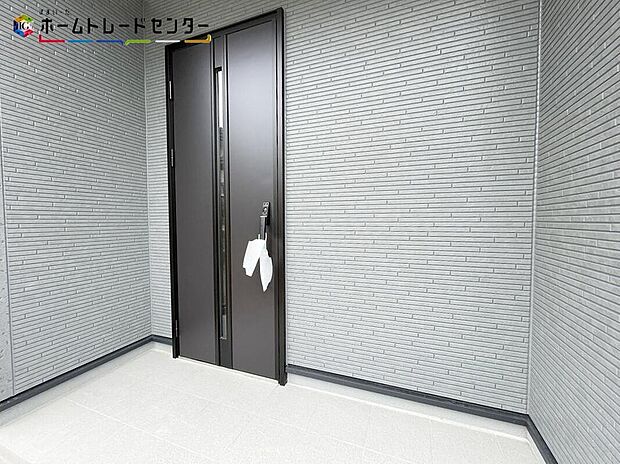 【玄関】玄関ポーチには屋根がついているので雨でも玄関前で濡れずにお出かけ準備が出来ます。セキュリティを高められるTVモニター付きインターフォンが標準装備です！