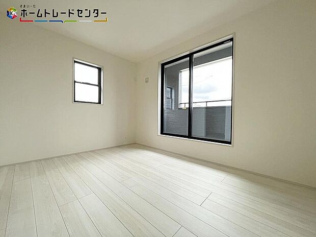 【リビング以外の居室】日中電気をつけなくても、差し込む陽光でまぶしいほど明るい２面採光の室内！風通しも良く、大変居心地の良い空間となっております。爽やかな風を感じられそうです。個々のプライベート時間も大切ですね！