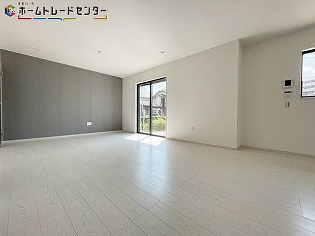 【リビング】リビングには大きな窓があり、陽光あふれる明るい空間です。日差しがぽかぽか暖かく、電気代の節約にもなります！休日はご家族でお喋りしながらゴロゴロゆっくりと過ごすのも良いのではないでしょうか！