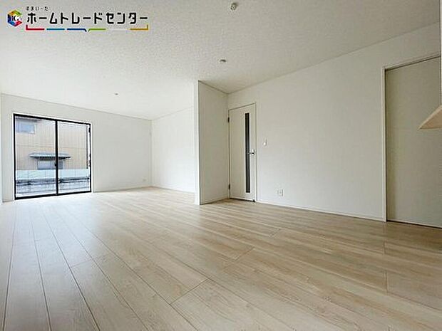 【リビング】2号棟
明るい日差しがさすリビングは、家族の憩い空間。毎日大切な家族とコミュニケーションがとれる家族思いの間取りを作りました。大きな南窓から暖かな光がたっぷり差し込むリビング。ご家族の憩いの場ですね。