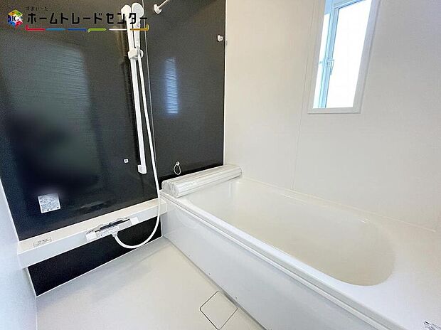 【浴室】窓付きのバスルーム。陽射し差し込む明るい環境は、日中の入浴も気持ち良くお使い頂けそうです。一日の疲れを洗い流せるような憩いの空間。窓があることで、換気環境も良好。掃除もスムーズに出来ます。