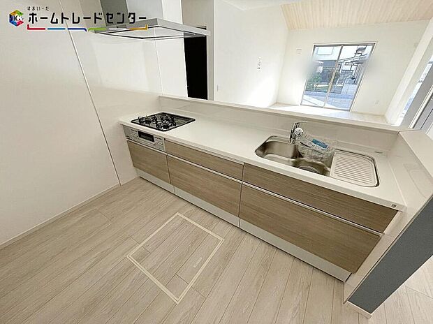 【キッチン】対面式キッチンですので、お食事の準備をしながらご家族との会話を楽しめます☆水回りも集中しているので、家事の動きがらくちん♪全スライド式収納キッチンですのでお皿や鍋の出し入れもラクラクです！