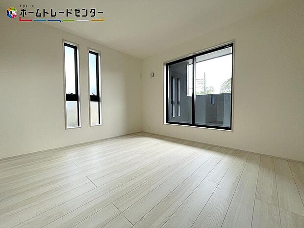 【リビング以外の居室】お陽さまの光をさわやかな風をたっぷりとりこめます。室内はいつも明るい印象なので気持ちの良い朝を迎えられます。毎日の生活も明るくなりそうです。