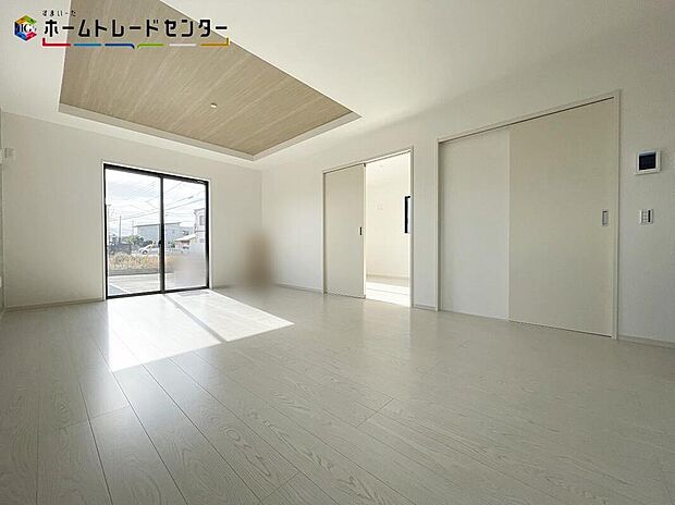 【リビング】ホームパーティやお誕生会に、お友達をたくさん招きたくなる自慢の広々リビング・ダイニングです！お子様が走り回っても広々安心です！伸びやかな子育てや、にぎやかなふれあいの日々を存分に楽しんでください。