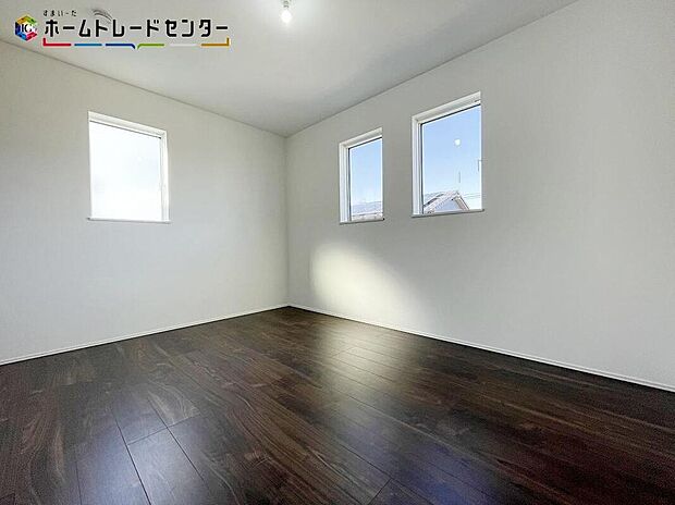 【リビング以外の居室】3号棟
二面採光を取り入れたお部屋です!十分な日差しが隅々まで入り、とても明るく暖かです!勉強で煮詰まっていても、趣味に没頭していても、窓を開ければ穏やかで優しい風が入り、快適に過ごせることでしょう!