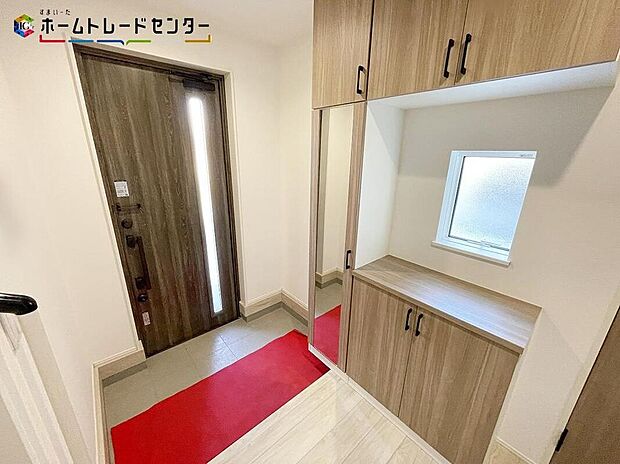 【玄関】4号棟
開放感のある玄関ホール。温もり感じるフローリング仕様ですので、ご家族やお客様を温かく迎えてくれます。姿見付きの下駄箱で、お家を出る前に今日のコーディネートの最終チェックをすることができます♪