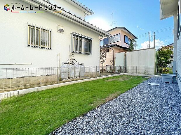 【庭】陽光たっぷり降りそそぐ南庭を備えた理想のお住まいです。お子様の遊び場や趣味のガーデニングなど、ライフスタイルに合わせていろいろとお楽しみ頂けそうです。