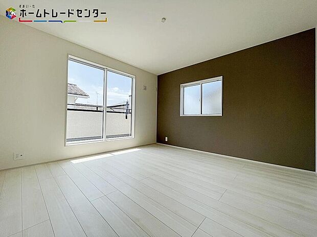 【リビング以外の居室】２面採光を確保した明るい室内は、風通しも良く、大変居心地の良い空間となっております。爽やかな風を感じて起きる朝は、快適生活の始まりに！