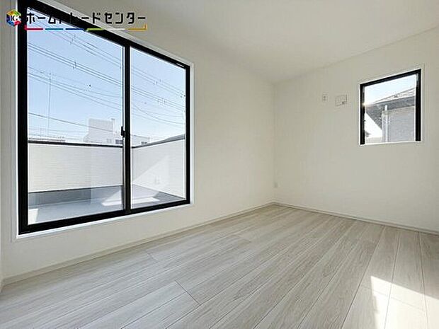 【リビング以外の居室】お陽さまの光とさわやかな風をたっぷりとりこめます。室内はいつも明るい印象なので気持ちの良い朝を迎えられます。主寝室としておススメしたい洋室は、窓を2か所設置することによってお部屋を明るくしております。