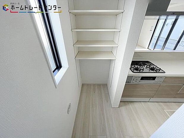 【キッチン】キッチンのすぐ横の収納スペースはミネラルウォーターや調味料などの置き場所に最適♪床下収納もあるのでまとめ買いしてもこの収納量なら心配いらずですね♪