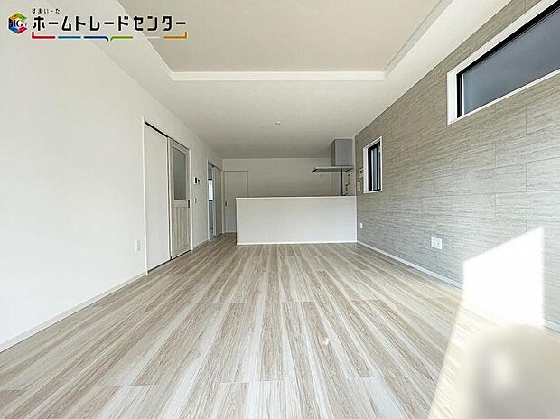 【リビング】大きな南窓から暖かな光がたっぷり差し込むリビング。ご家族の憩いの場ですね。明るい色味の床材はどんなスタイルにも合わせやすいデザインです♪明るいリビングで家族団らんの時間を楽しみましょう！！