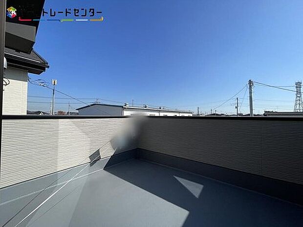 【バルコニ】2号棟
心地よい春の陽射しや暖かな風を楽しむことが出来るバルコニー。晴れた日にはたっぷりの洗濯物や布団を干せます!屋根があるので急な雨にも慌てずに済みますね!