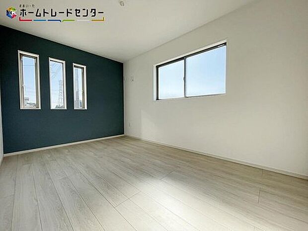 【リビング以外の居室】1号棟
穏やかな光が差し込む室内には、穏やかな時間が流れます。アクセントクロスで、お部屋の雰囲気もガラリと変わりますね!明るめのフローリングですので、壁紙ともマッチしお部屋を更に広く見せてくれます!