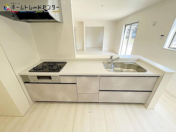 【キッチン】２号棟
リビングで遊んでいるお子様を見守りながら、時にはお喋りをしながら料理や後片付けができる人気の高いスタイルです♪キッチンに居ながら、家族とのコミュニケーションがとれます！