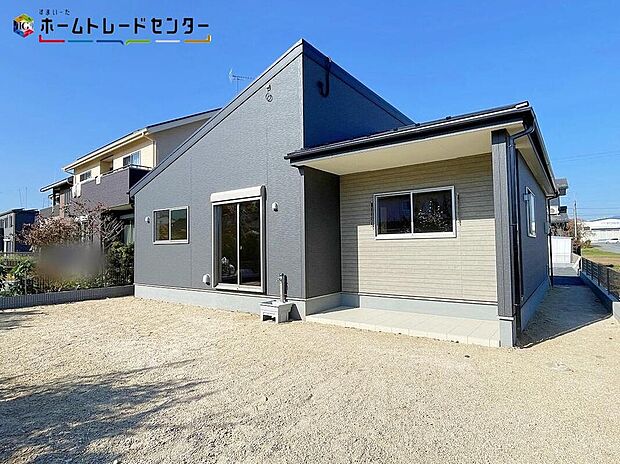 【現地外観写真】嬉しい仕様がたくさん！
浴室乾燥機、システムキッチン、ウォークインクローゼット、シューズインクローク、床下収納、24時間換気、TVモニター付きインターホン、人感センサー、駐車３台可（車種による）♪