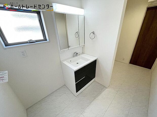 【洗面台・洗面所】白を基調とした爽やかなサニタリースペース。清潔感のある快適空間です。毎日の身支度も気持ち良くお使い頂け、今日いち日頑張れる気がします！洗面台は三面鏡となっておりますので、横顔チェックもバッチリですね！