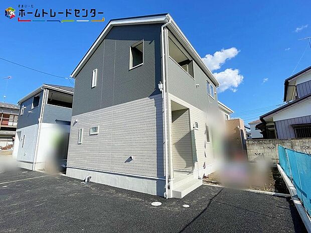 【現地外観写真】２号棟
一戸建ての大きなメリットは、「自分の土地」を自由に使えること。好きなペットが飼えるほか、ガーデニングやＤＩＹ、車の手入れなど様々な趣味を楽しめます♪広いお庭でのびのびと開放的に暮らしましょう