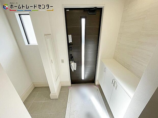 【玄関】訪れる人を優しく迎える、スタイリッシュな玄関。開放感のある玄関ホール。温もり感じるフローリング仕様ですので、ご家族やお客様を温かく迎えてくれます。