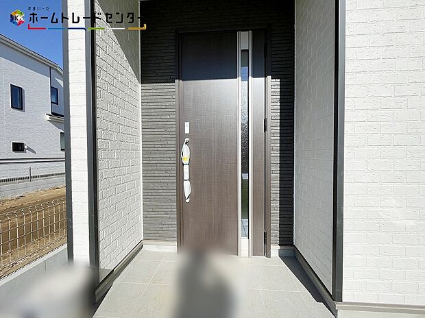 【玄関】 
D号棟
玄関ポーチには屋根がついているので雨でも玄関前で濡れずにお出かけ準備が出来ます。セキュリティを高められるTVモニター付きインターフォンが標準装備です！