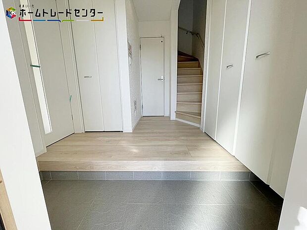 【玄関】訪れる人を優しく迎える、スタイリッシュな玄関。開放感のある玄関ホール。温もり感じるフローリング仕様ですので、ご家族やお客様を温かく迎えてくれます。