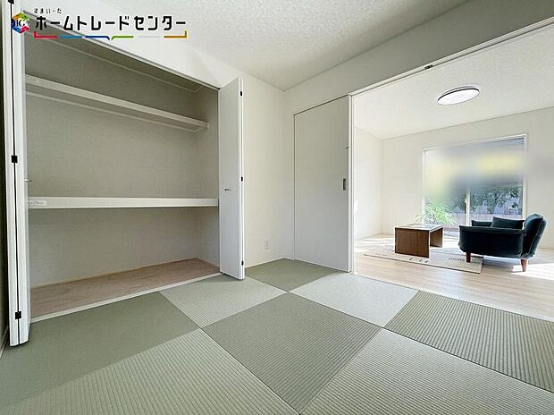 【リビング以外の居室】あると落ち着く『和室』♪窓から入る暖かな日差しについウトウトしてしまいます！家事の休憩スペースやお子様のお昼寝スペースとしても活用してください♪もちろんお客様の宿泊用にも☆押し入れもあるので安心です♪