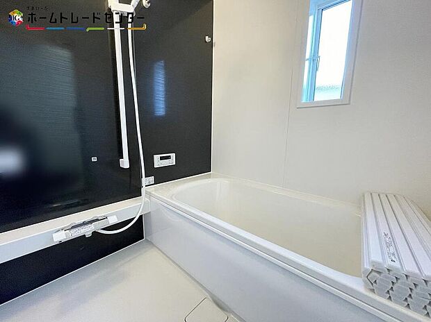 【浴室】浴室乾燥機付きのバスルームとなっております♪落ち着いた雰囲気のゆったり寛げるバスルーム。毎日のバスタイムが楽しみになりそうです。窓があることで、換気環境も良好。掃除もスムーズに出来ます。