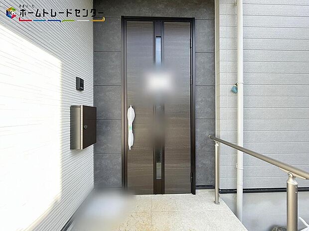 【玄関】玄関ポーチには屋根がついているので雨でも玄関前で濡れずにお出かけ準備が出来ます。セキュリティを高められるTVモニター付きインターフォンが標準装備です！