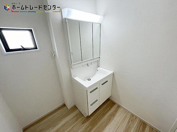 【洗面台・洗面所】散らかりがちな洗面所も三面鏡うしろの収納でスッキリ！サニタリースペースには窓が備えられております。毎朝の身支度も、陽の光差し込む明るい空間で、快適にお使い頂けそうです。