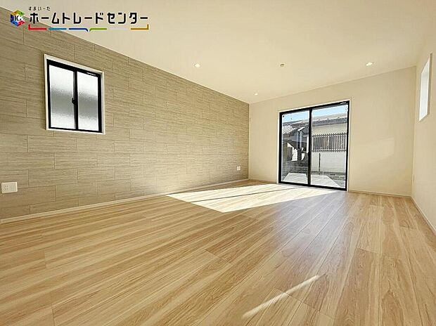 【リビング】ホームパーティに招きたくなる自慢の広々リビング・ダイニング！お子様が走り回っても広々安心です！伸びやかな子育てや、にぎやかなふれあいの日々を存分に楽しんでください。