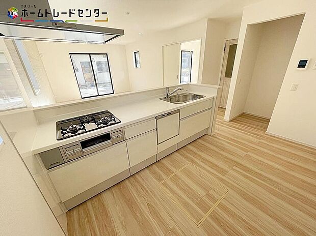 【キッチン】リビングで遊んでいるお子様を見守りながら、時にはお喋りをしながら料理や後片付けができる人気の高いスタイルです♪ワークトップ幅が広く、お子さまやご夫婦が並んでお料理が楽しめます♪