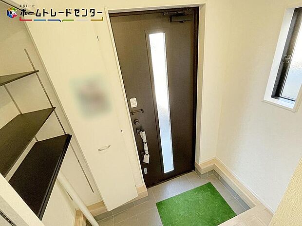 【玄関】訪れる人を優しく迎える、スタイリッシュな玄関。開放感のある玄関ホール。温もり感じるフローリング仕様ですので、ご家族やお客様を温かく迎えてくれます。限られたスペースですが収納も完備され綺麗を保てます！