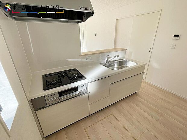 【キッチン】広々キッチンならお子様と一緒にお菓子作りやパーティ準備も楽しめます♪お料理好きに成長しそうです！将来の夢はシェフとか！？出来上がった料理をお子さんが運ぶなど自然とお手伝い時間も増えそうですね！